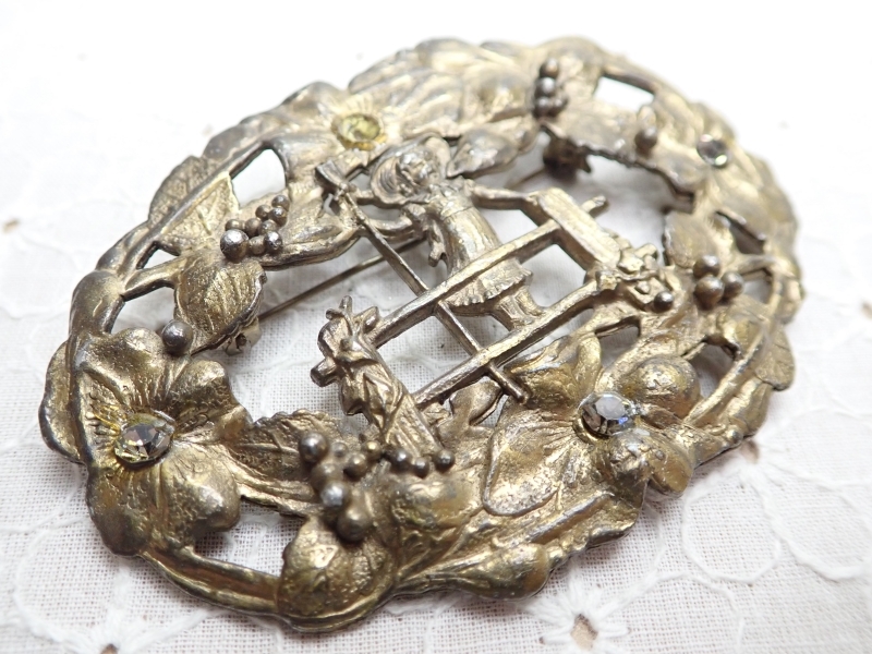 L255 ヴィンテージ ブローチ メタル 花と少女 金属製 ※装飾欠損あり アクセサリー Vintage Broochの画像2