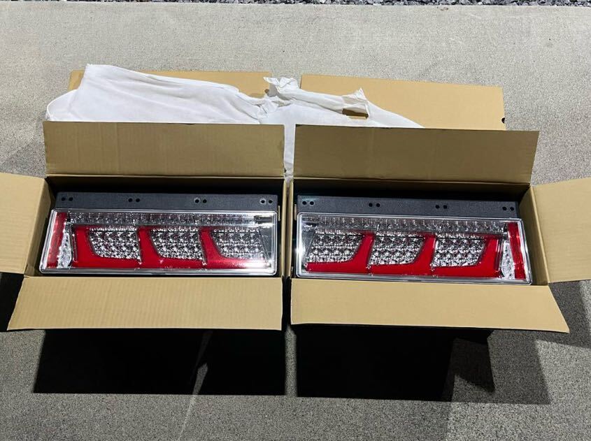 【新車外し】KOITO-小糸 3連LEDテールランプ 左右セット トラック 車輛 純正 ノーマルターン テールライト デコトラの画像1