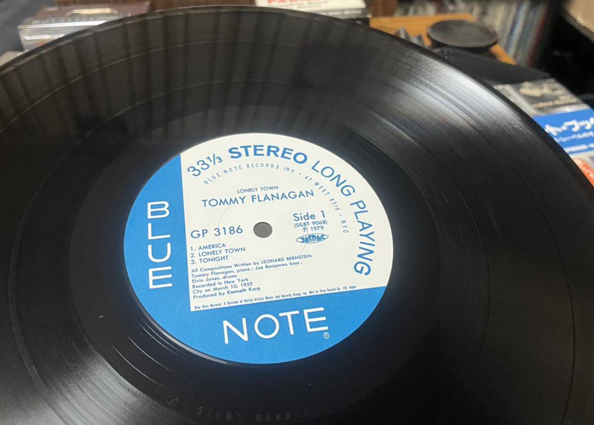 送料込み JAZZ LP BlueNoto未発表シリーズの一枚当時物 TOMMY FLANAGAN / LONELY TOWN キングレコードGP 3186 帯付き 来日記念盤帯の画像4