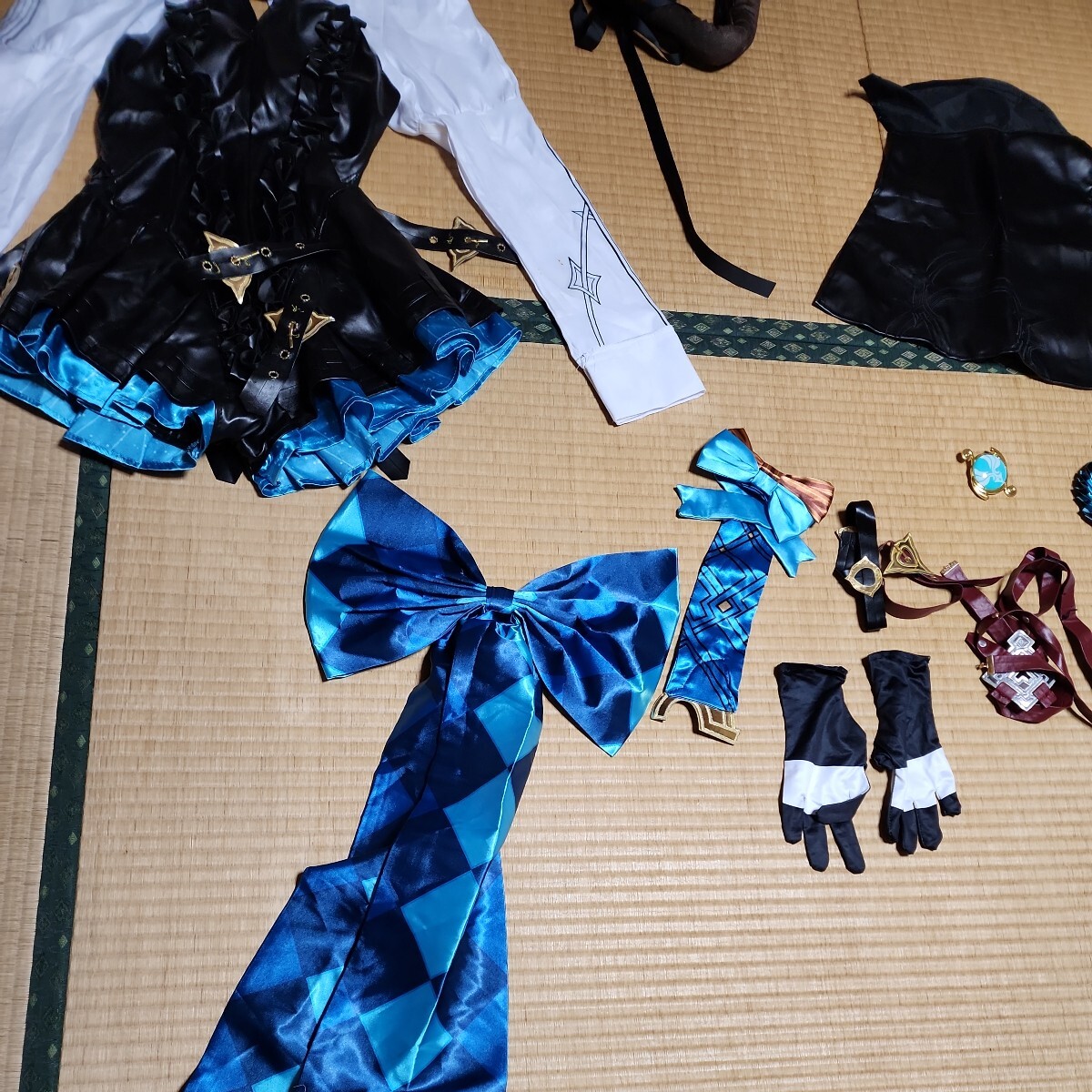  原神 リネット Sサイズ同等 一円スタートコスプレ衣裳 (汚れが多いです。)黒い合革 空色とブルーと紺色のサテンのリボンの画像8