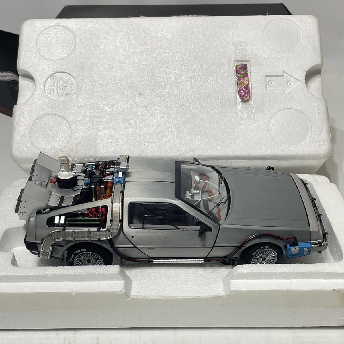 Hot Wheels ホットウィール 1/18 Back To The Future DeLorean バック・トゥ・ザ・フューチャー デロリアン 1:18 ミニカーの画像2