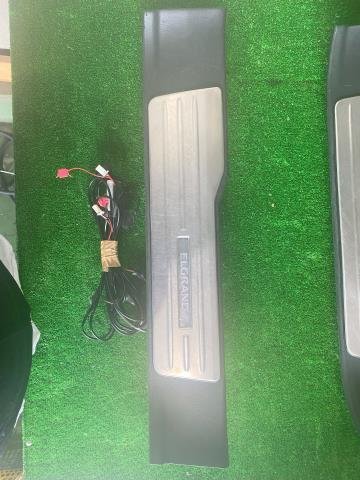 日産 エルグランド TE52 前期 純正 OP LED スカッフプレート キッキングプレート 左右セット 青イルミ 点灯テストOK Z548-01の画像10