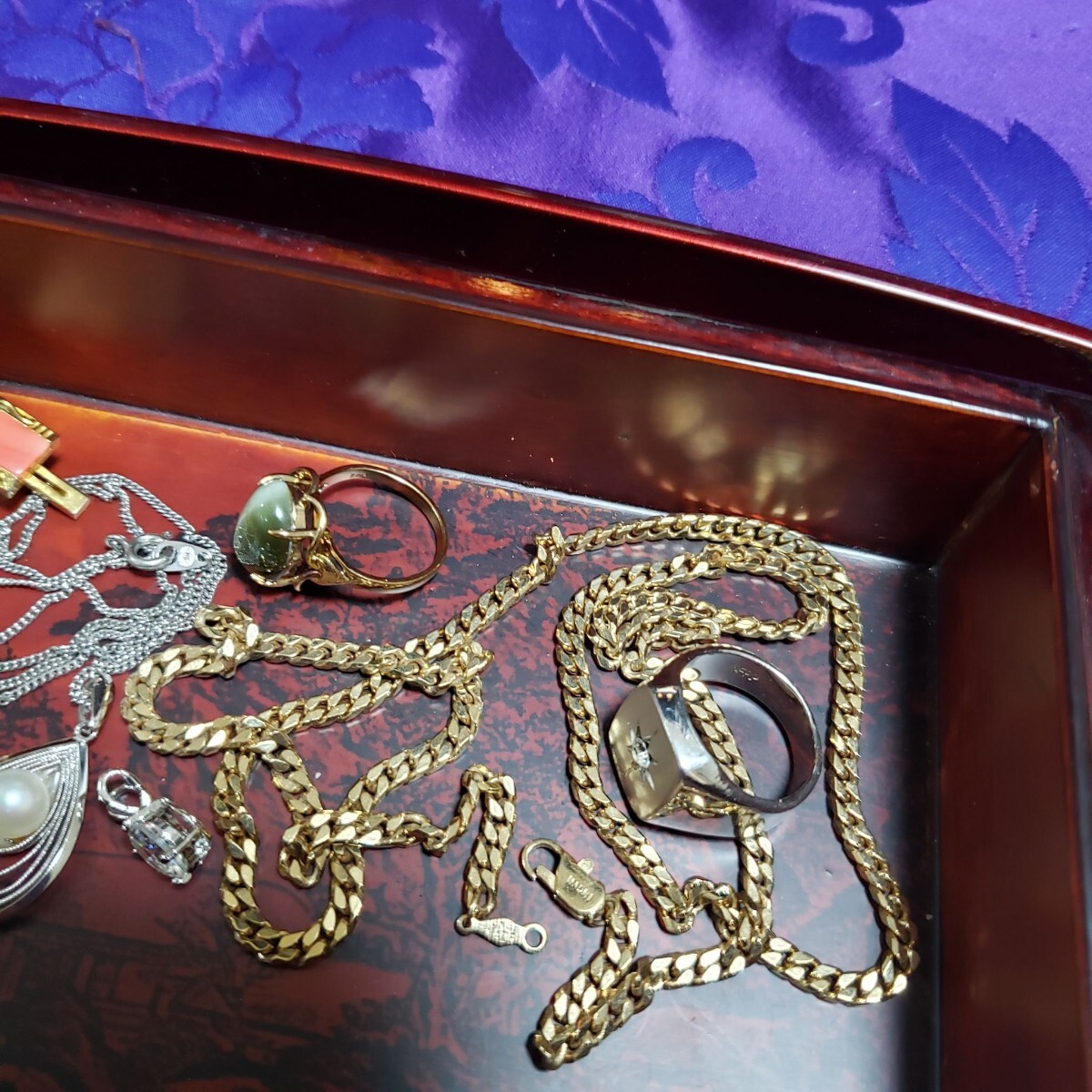 遺品整理品などを含むアクセサリーまとめ売り　手巻き時計　ネックレス　指輪　リング ブローチ 整理品 母 祖母　コインネックレス　