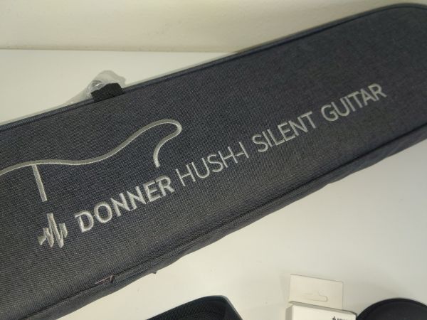 【1円出品】Donner トラベルギター ヘッドレスギター イヤホン付きセット 静粛性 初心者 着脱可能フレーム HUSH-Iの画像2