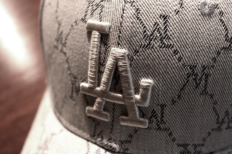 新品/完売 希少レア LA モノグラム 白灰 (サイズF) ロサンジェルス 高級セレブ系 baseball CAP 革ベルト 高級 帽子 ストリート キャップの画像3