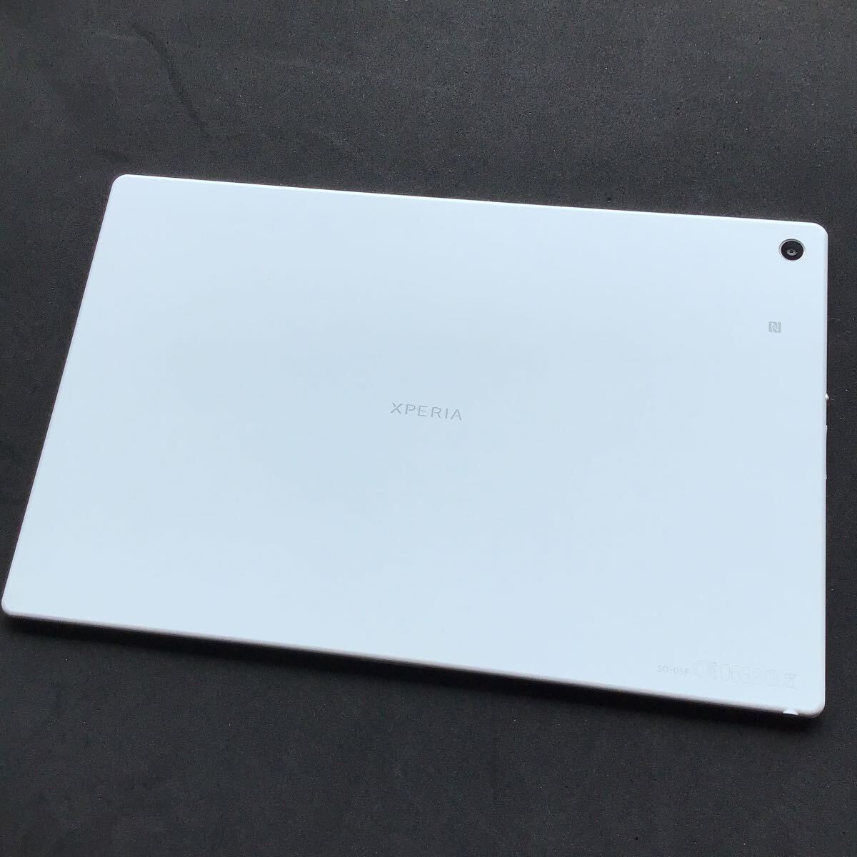 美品　SONY Xperia Z2 Tablet docomo SO-05F 白　カバー　スタンド付き_画像4