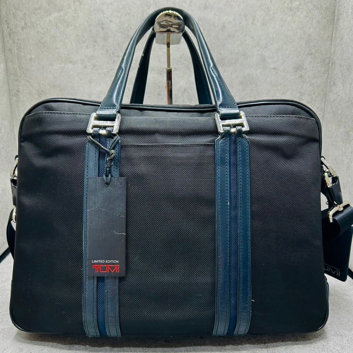 美品/A4可●TUMI トゥミ メンズ ビジネス トートバッグ ブリーフ LIMITED EDITION Slim 2way ショルダー 肩掛け 斜め掛け ブラック レザーの画像2