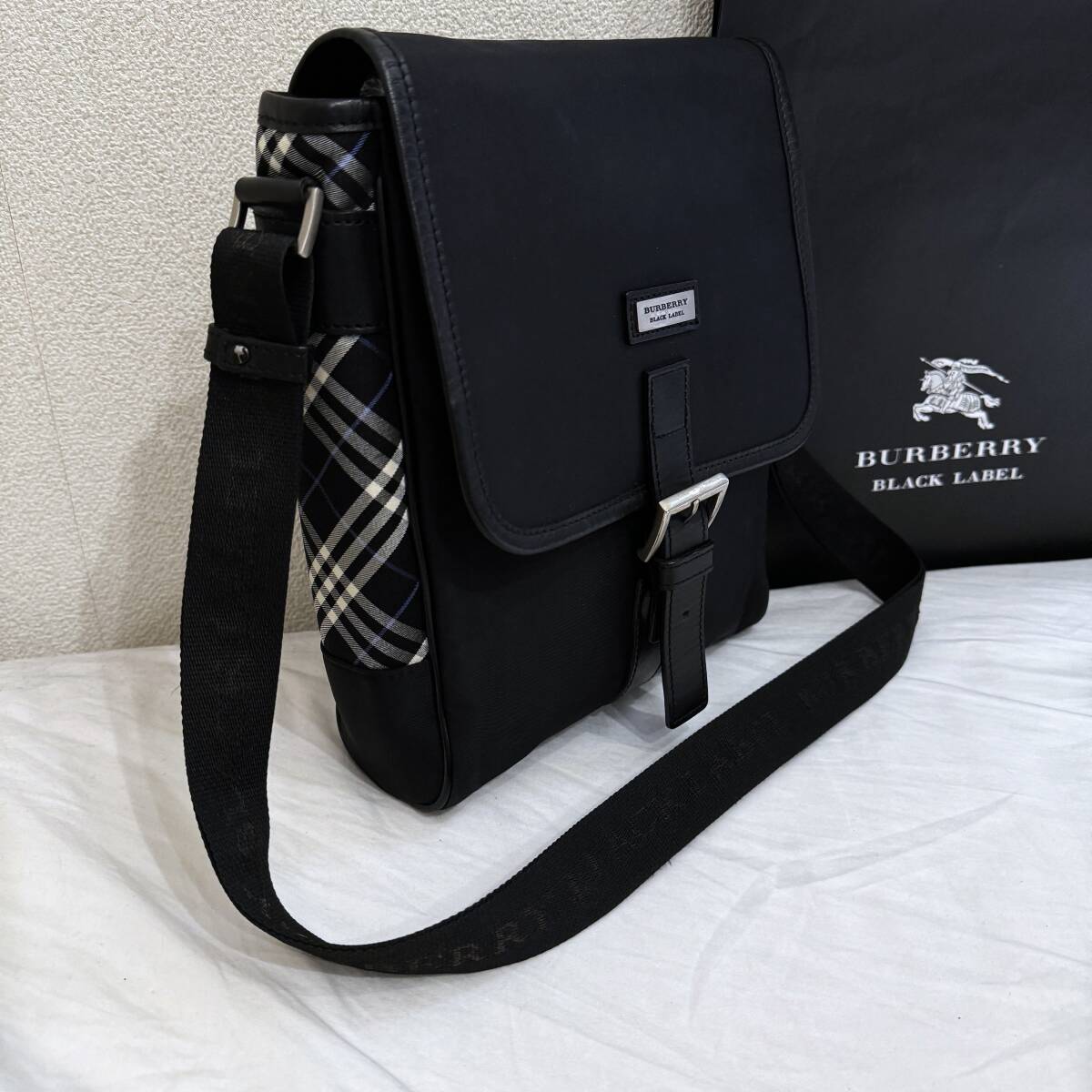 名作 BURBERRY BLACK LABEL バーバリーブラックレーベル ナイロン＆本革 ミニショルダーバッグ サイドノバチェック 黒白青 #2743_画像1