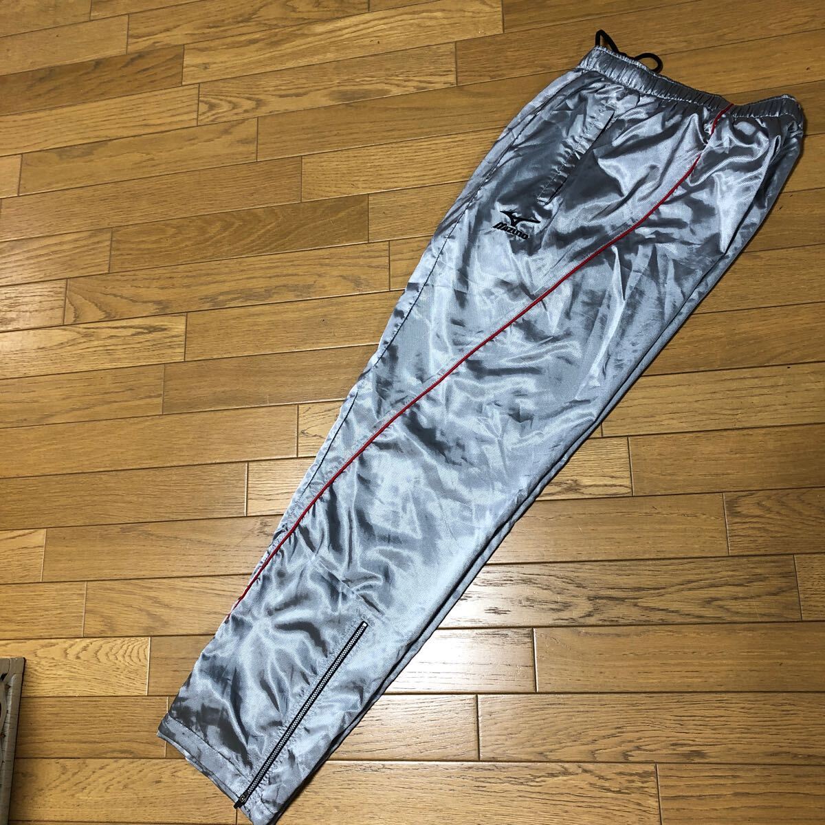 美品ミズノ ウィンドブレーカー上下セット サイズLL シルバー 美品ミズノ ウィンドブレーカー上下セット サイズLL シルバー