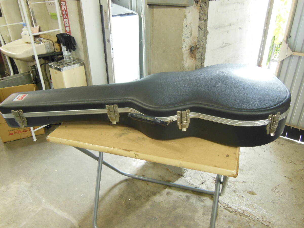 w240426-008A9 SKB ギターハードケース 黒 樹脂 全長110cm 幅42㎝ 厚み9㎝ ウレタン劣化有 ギター 楽器ケース ビンテージ_画像8