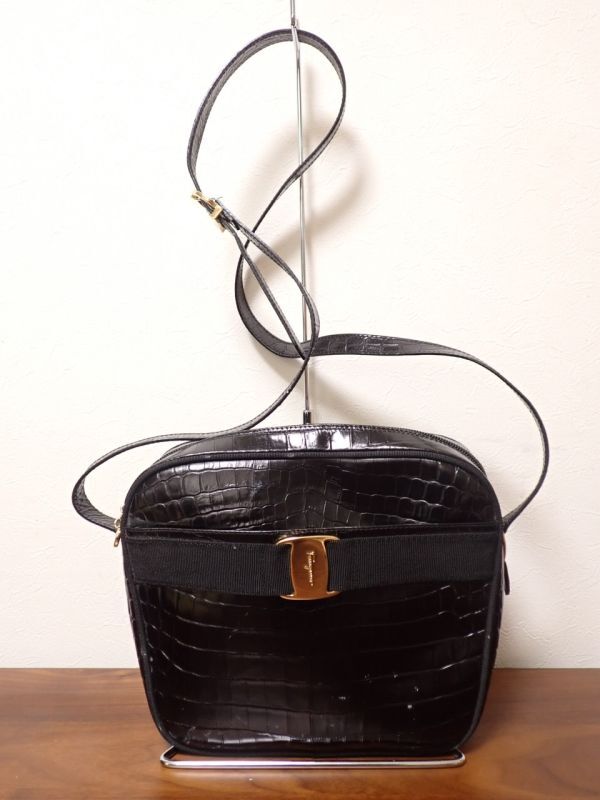 豊G516/8J●Salvatore Ferragamo フェラガモ ショルダーバッグ レザー ブラック レディース 中古品 ●_画像1