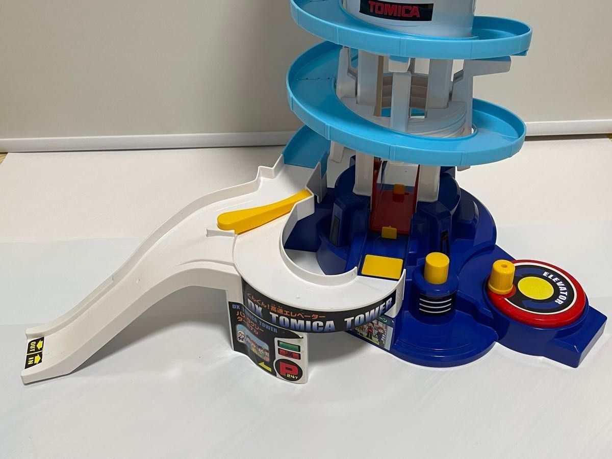 タカラトミー】トミカ でっかく遊ぼう DX トミカタワー 高速 タカラトミー】トミカ でっかく遊ぼう DX トミカタワー 高速