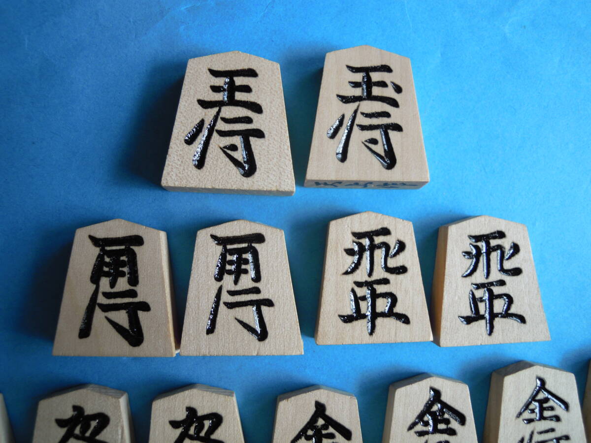 将棋セット（中古品）二つ折り将棋盤と白椿彫の駒「天上作」木箱入りの画像4