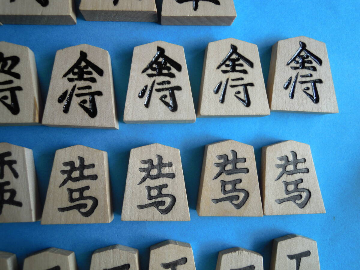 将棋セット（中古品）二つ折り将棋盤と白椿彫の駒「天上作」木箱入りの画像5