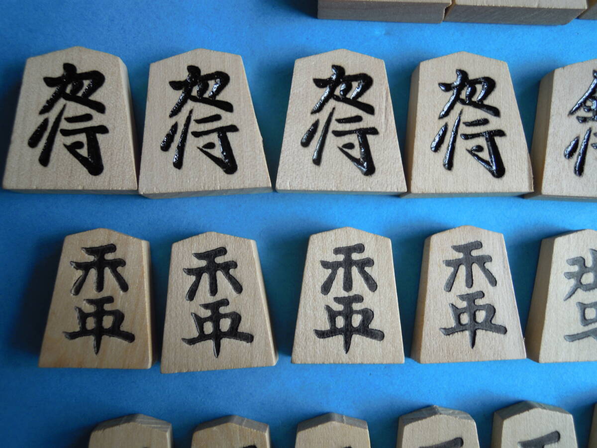 将棋セット（中古品）二つ折り将棋盤と白椿彫の駒「天上作」木箱入りの画像6