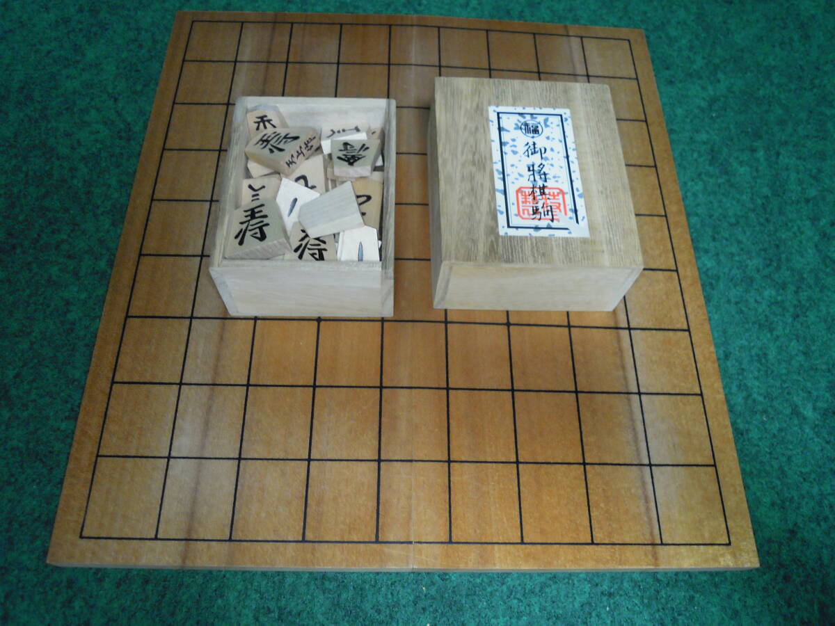 将棋セット（中古品）二つ折り将棋盤と白椿彫の駒「天上作」木箱入りの画像9