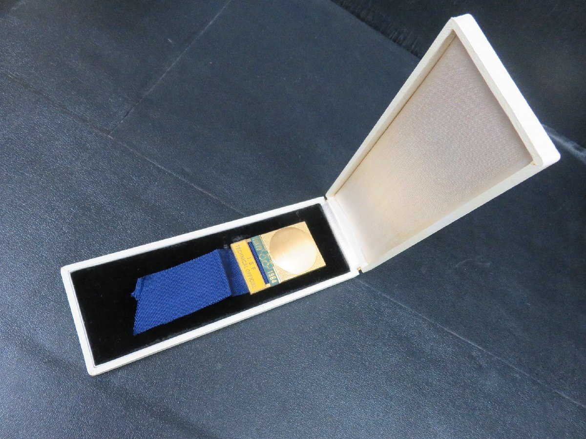 86APR21【横浜古物】1964 オリンピック 東京大会 I.S.F. TECHNICAL OFFICIAL バッジ  紺色リボンの画像1