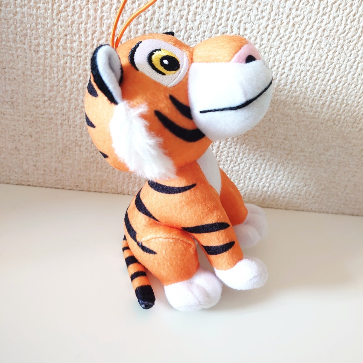 美品 ディズニー アラジン ラジャー　ぬいぐるみ Disney マスコット バックチャーム キーホルダー　人形　Aladdin Tiger　虎　トラ_画像3