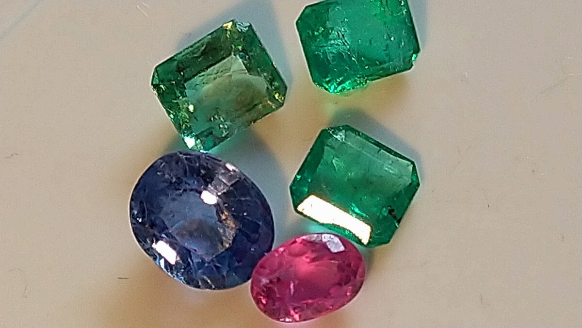 天然大粒カシミールブルーサァファイア天然ピンクサァファイア天然エメラルド美しい宝石セットの画像1