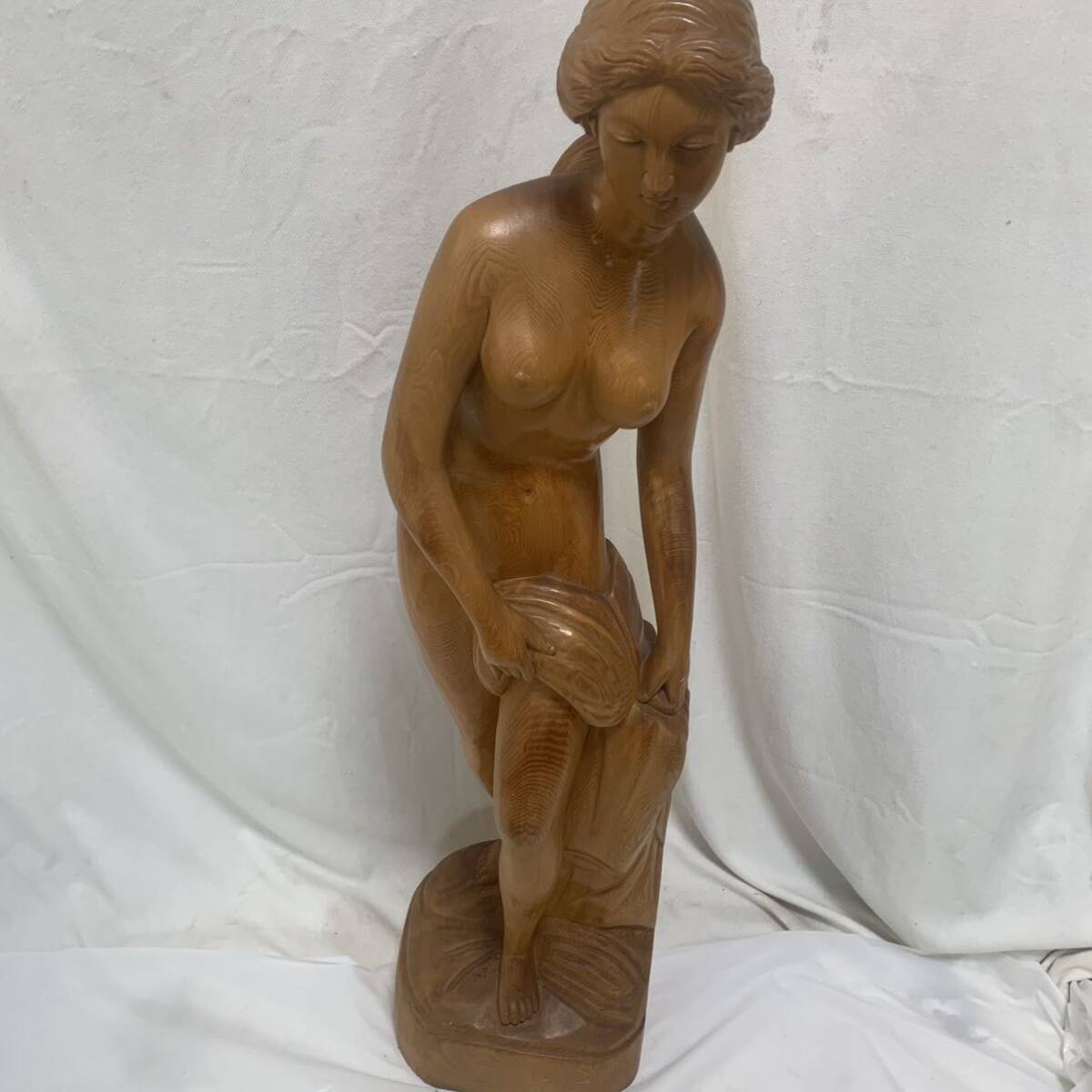 B980 木彫の女性像 裸婦像 オブジェ 木製 彫刻 女神像 インテリア 置物 高さ約90cm 工芸品　水浴　大きいサイズ_画像1