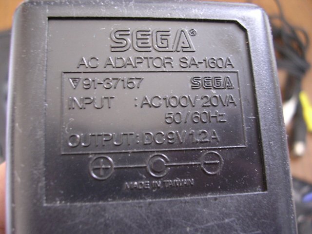 ■HAA-2510 SEGA MEGA DRIVE 純正のAC/コントローラ/ビデオケーブル付き 通電しますが不動品完全JUNK_純正ACアダプタ定格(センターマイナス仕様)