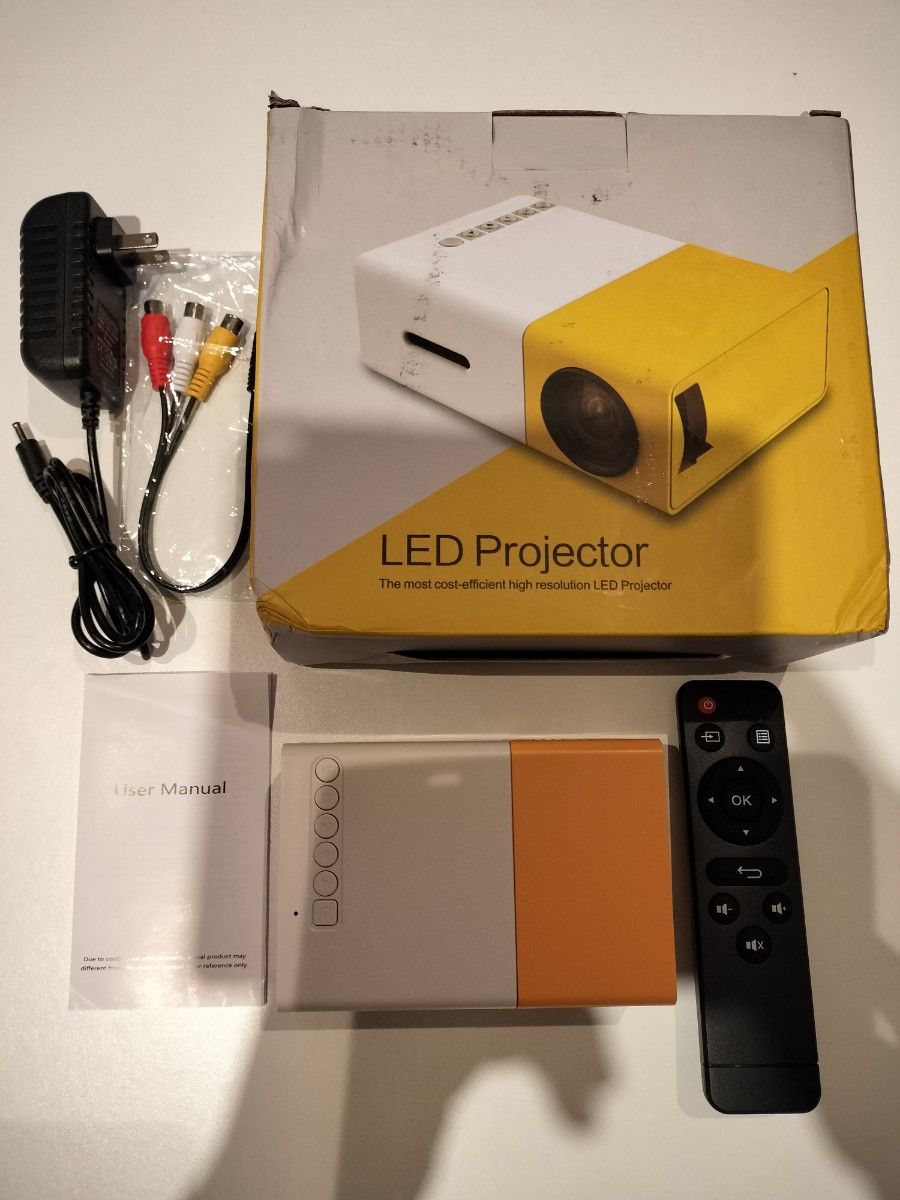 【新品同様品】小型LEDプロジェクター　スマホ家庭用ホームシアター　コンパクトムービー　イエロー