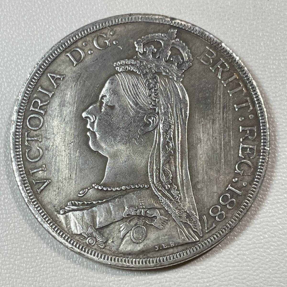 イギリス 硬貨 古銭 ヴィクトリア女王 1887年 ウェールズ 国旗 ドラゴン紋章 クラウン コイン 重22.74gの画像2
