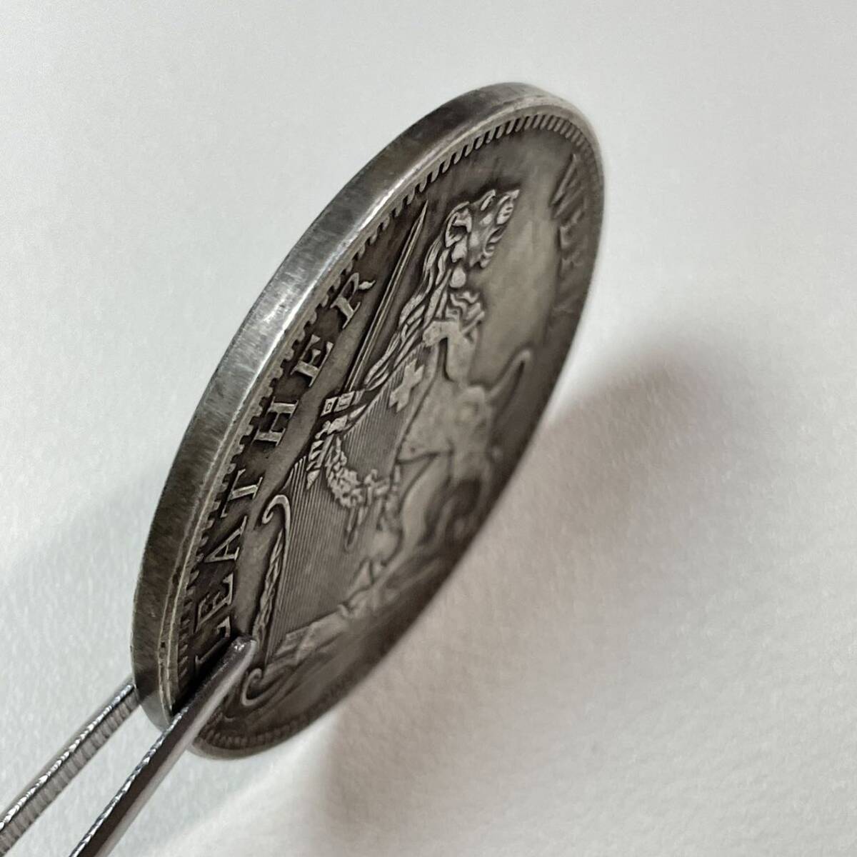 スイス 硬貨 古銭 シュヴィーツ州 1867年 5フランケン 州の花輪を守るライオン 国章 連邦射撃祭 コイン 重24.37g _画像3