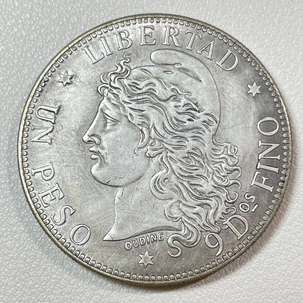 アルゼンチン 硬貨 古銭 連邦共和国 1882年 太陽 花輪 旗 繋ぐ手 自由 1ペソ コイン 重25.67gの画像2