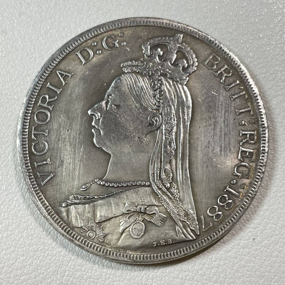 イギリス 硬貨 古銭 ヴィクトリア女王 1887年 ウェールズ 国旗 ドラゴン紋章 クラウン コイン 重21.94gの画像2
