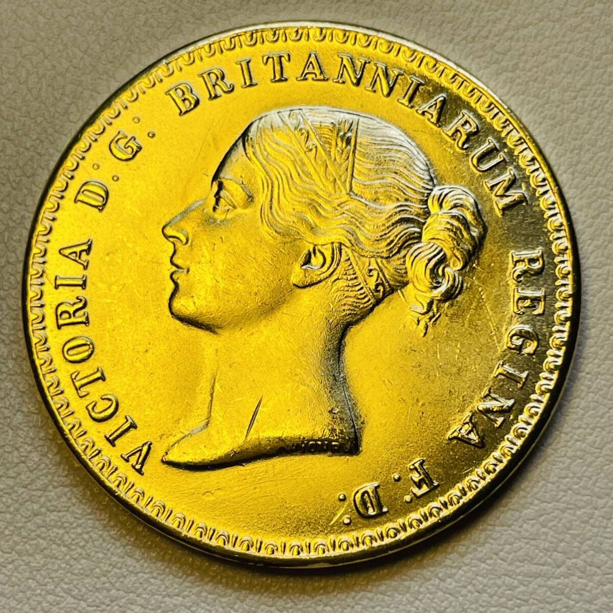 イギリス 硬貨 古銭 ヴィクトリア女王 1939年 信仰の擁護者 ウナ ライオン 「神が私の歩みを導いてくださいますように」銘 コイン 重25.34gの画像2