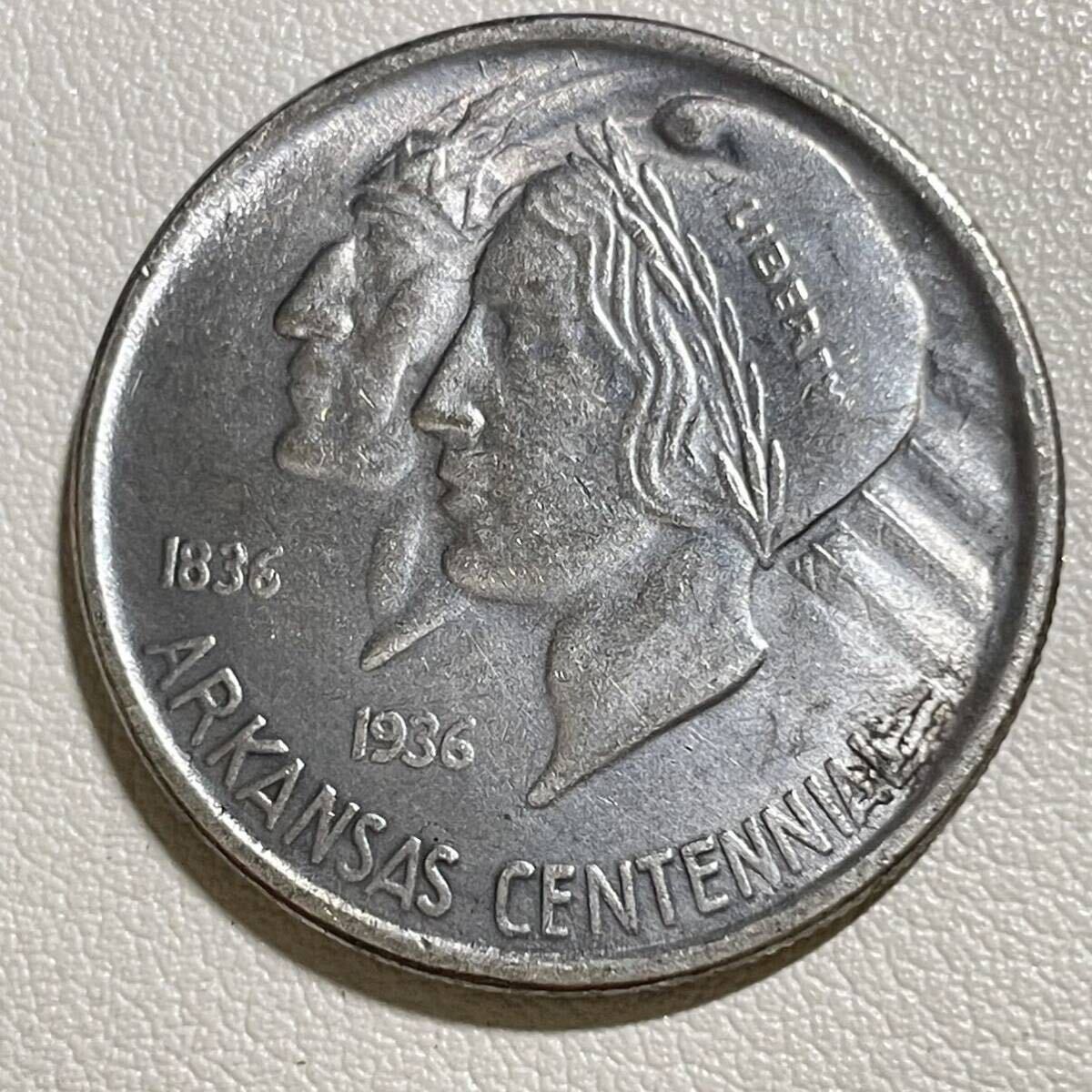 アメリカ 硬貨 古銭 テアーカンソー州 1937年 建国 100 周年記念 リバティ インディアン アーカンソー州旗 イーグル 勝利 コイン 重13.65gの画像1