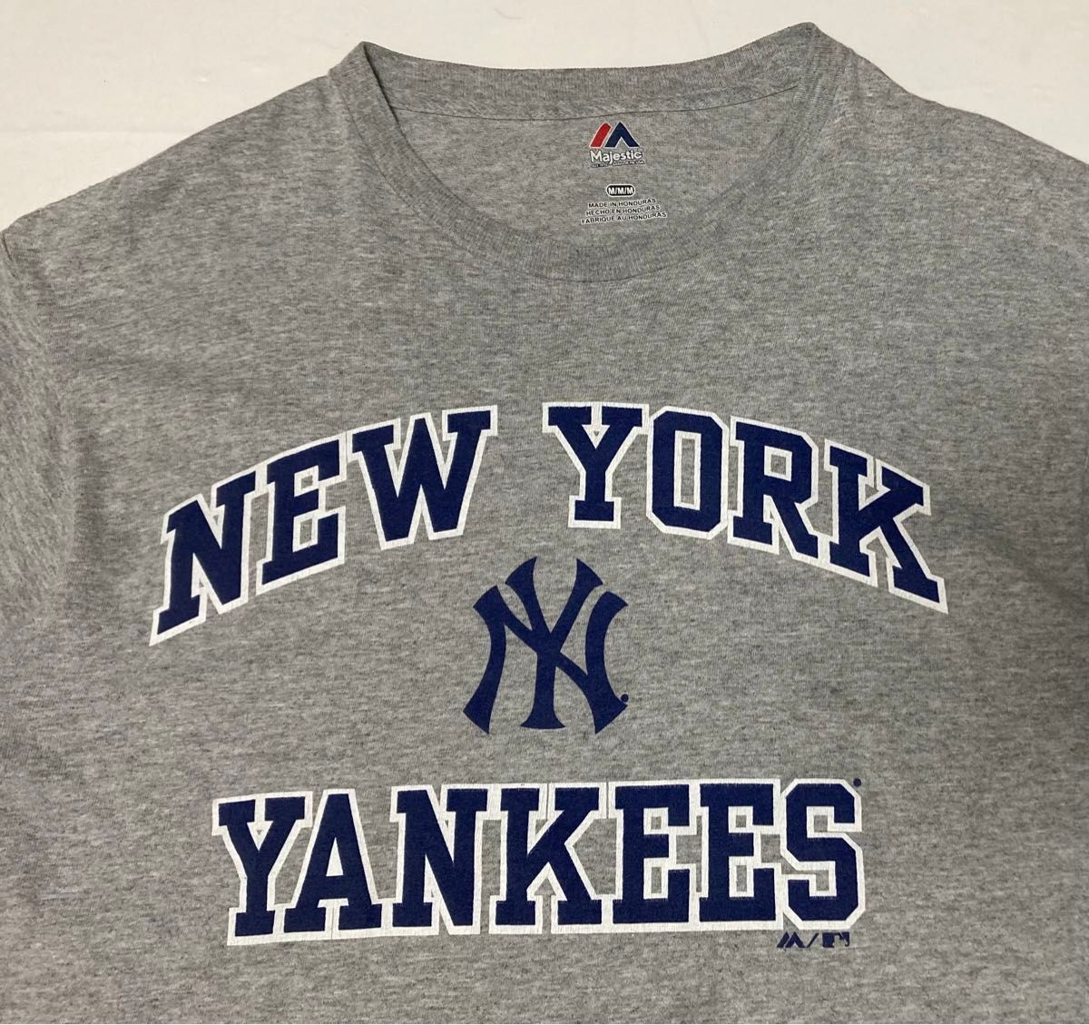 Majestic マジェスティック M ニューヨーク ヤンキース tシャツ TEE 半袖 ロゴ プリント グレー 灰 MLB 