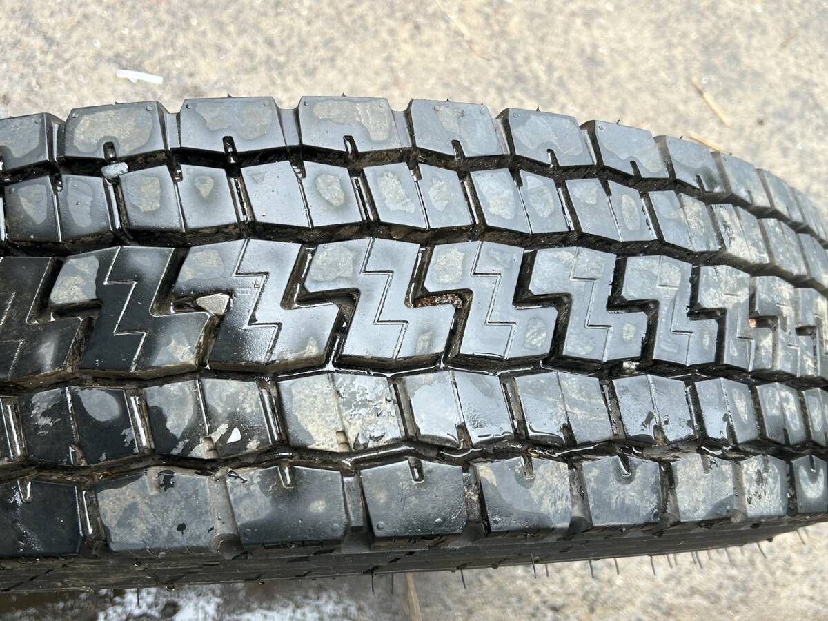 225/80R17.5　YOKOHAMA、中古美品、中型車用タイヤ、2本セット、'22年、中古トラックタイヤ_画像3