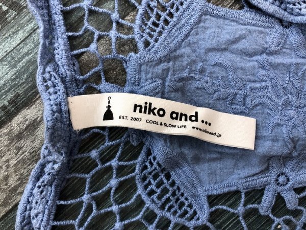 niko and ... ニコアンド レディース レース 花 グラデーション ベスト 青の画像2
