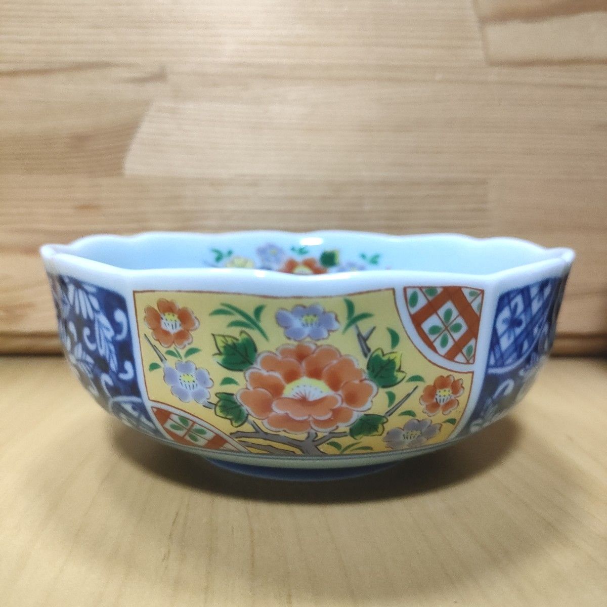 《美品》有田焼　夢彩磁器　４客　中鉢　花柄鉢　色絵　金彩　青絵　和柄鉢　小鉢　和食器　輪花鉢　昭和レトロ