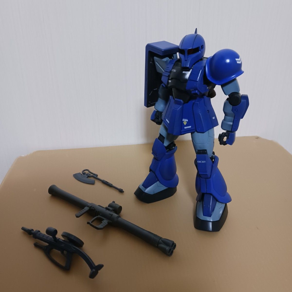 BANDAI 1/100 MG 旧ザク ザクI プラモデル　ガンプラ　完成品 ガンダムのプラモデル　バンダイ