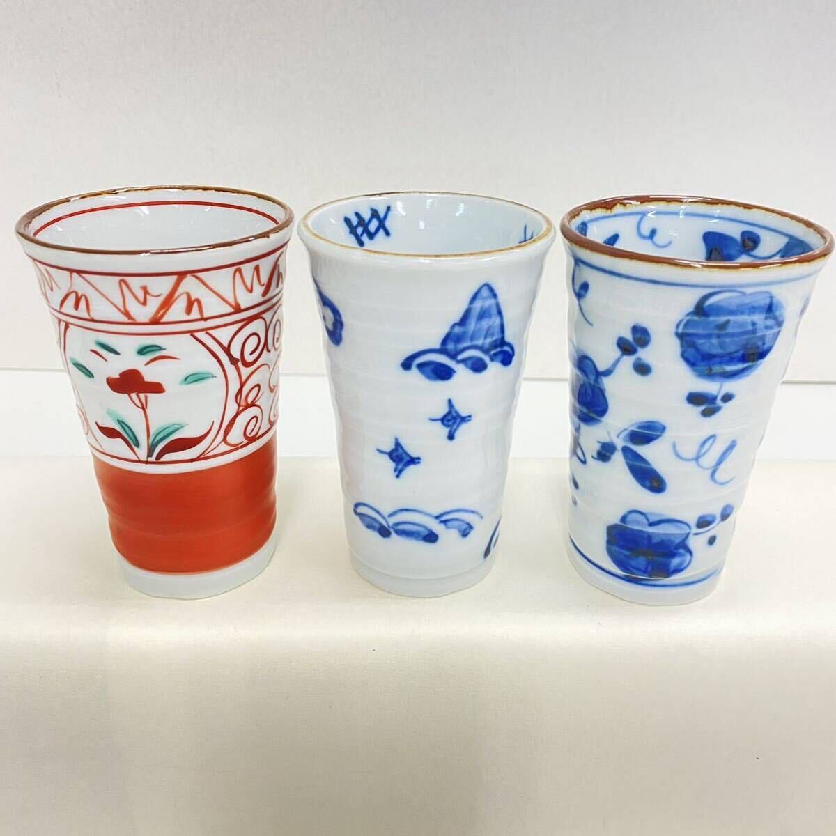 T36 陶器 美品 有田焼 ビアカップ 染付 赤絵 フリーカップ 唐花柄 山水船図 華窓図 ビアタンブラー 3個セット まとめて の画像2