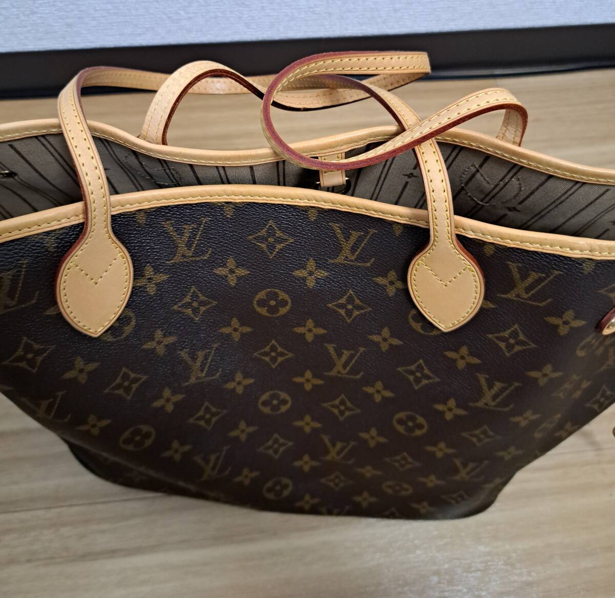 【Louis Vuitton】ルイヴィトン ネヴァーフルMM トートバッグ モノグラム_たたんで収納していた為、持ち手にクセあり