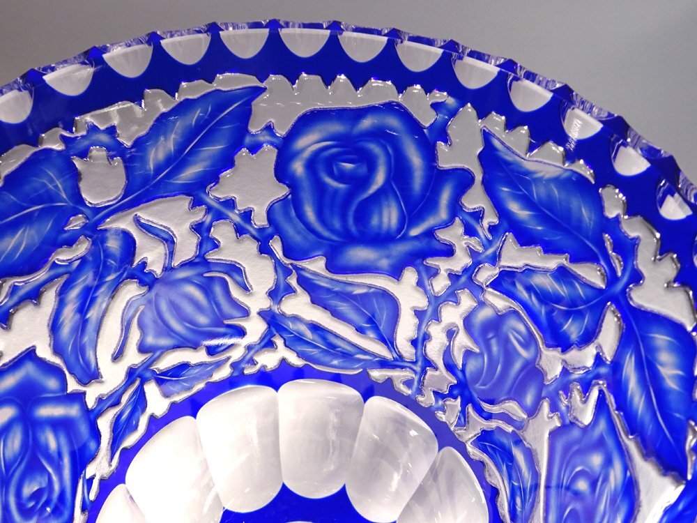 慶應◆BOHEMIA ボヘミアガラス コバルト被せクリスタルガラス 薔薇文花瓶 飾壷 高さ27.5cmの画像2