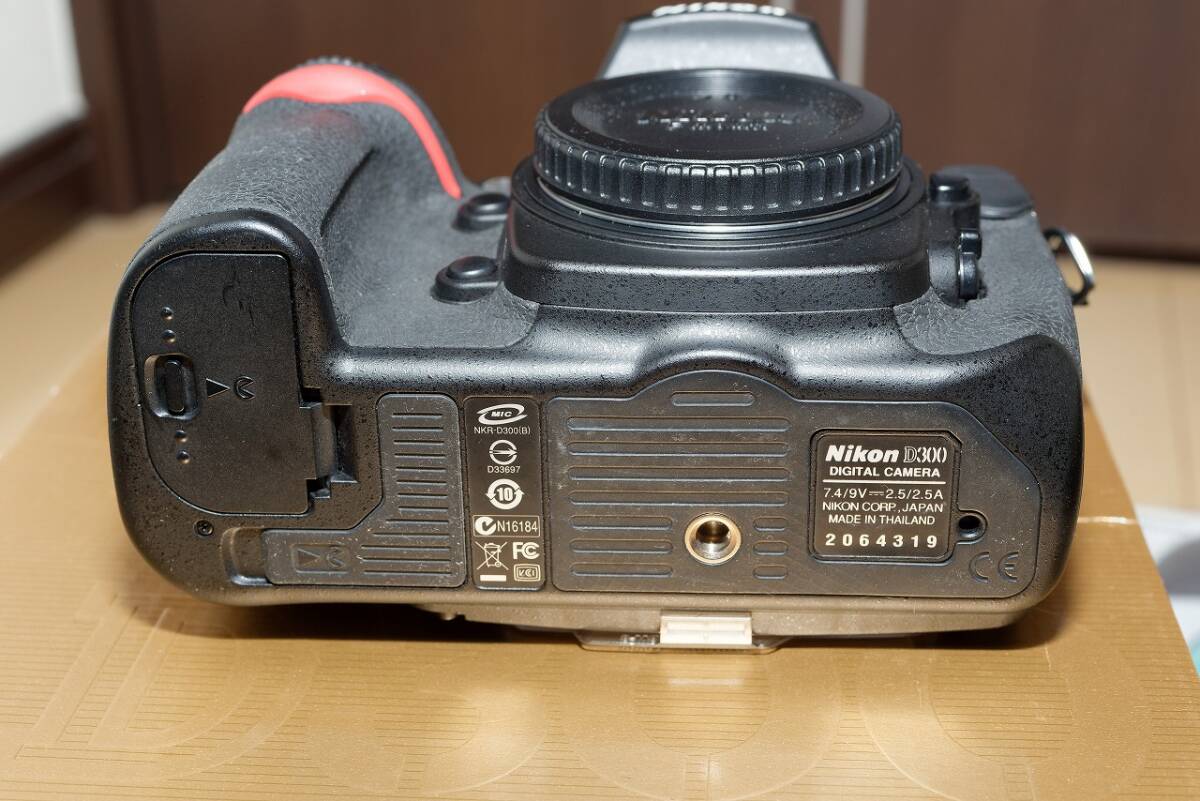 美品 Nikon D300 ボディ ショット数16929 純正バッテリー3個付きの画像7