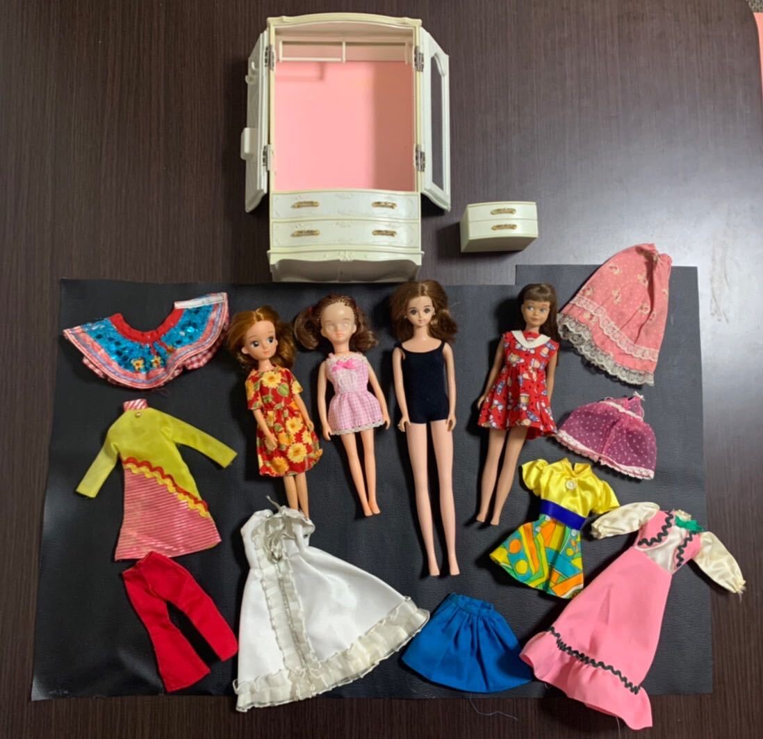 旧タカラ TAKARA のリカちゃん ジェニー 詳細不明ジャンク人形や服と蝶番一箇所破損タンスまとめての画像1