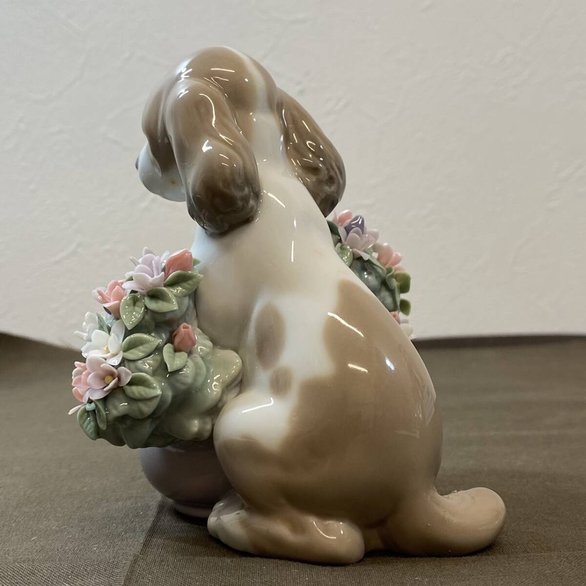 【MH-7239】中古品 LLADRO リヤドロ お花が大好き 6574 犬 陶器 フィギュリン 西洋陶器 人形 西洋磁器 置物 インテリアの画像2