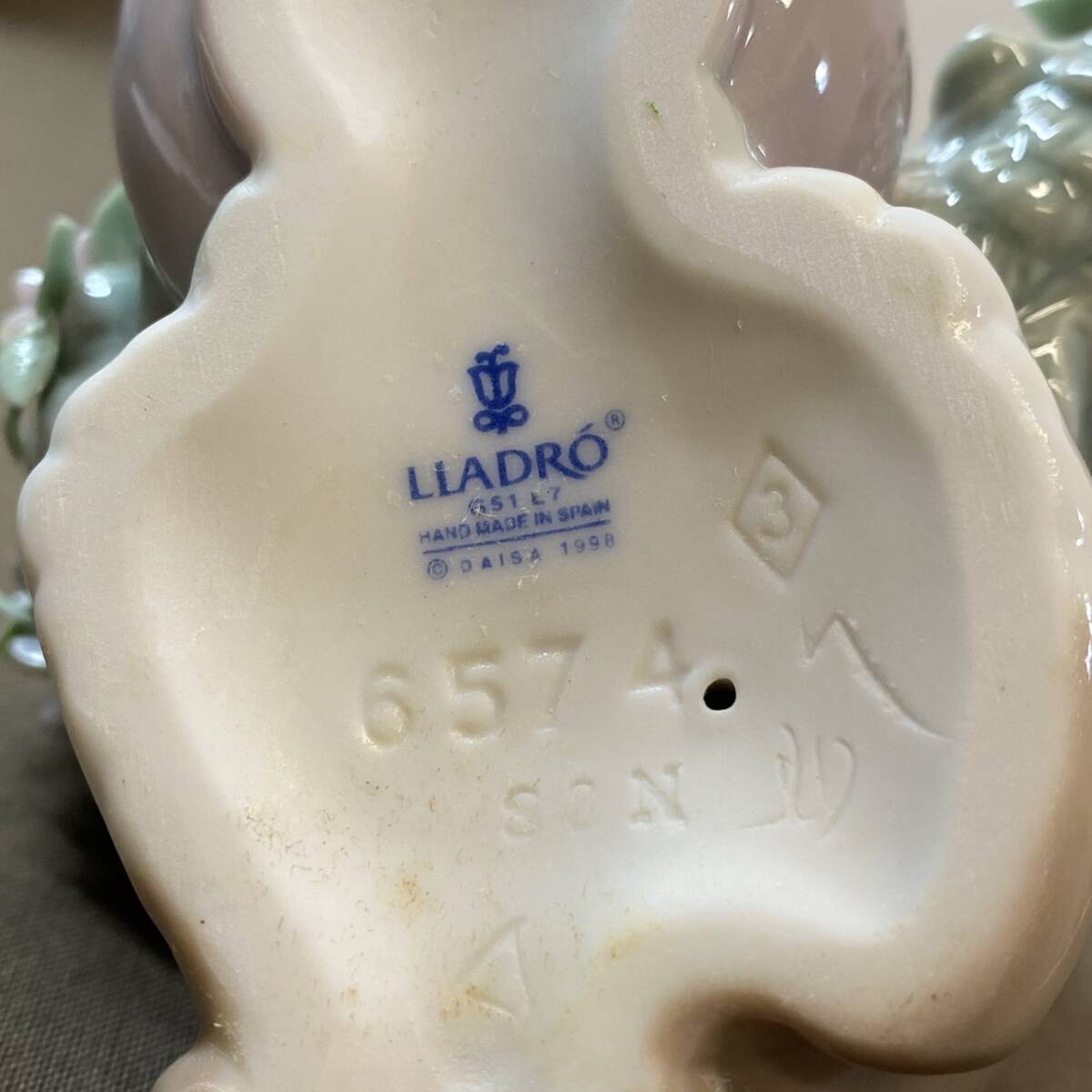 【MH-7239】中古品 LLADRO リヤドロ お花が大好き 6574 犬 陶器 フィギュリン 西洋陶器 人形 西洋磁器 置物 インテリアの画像6