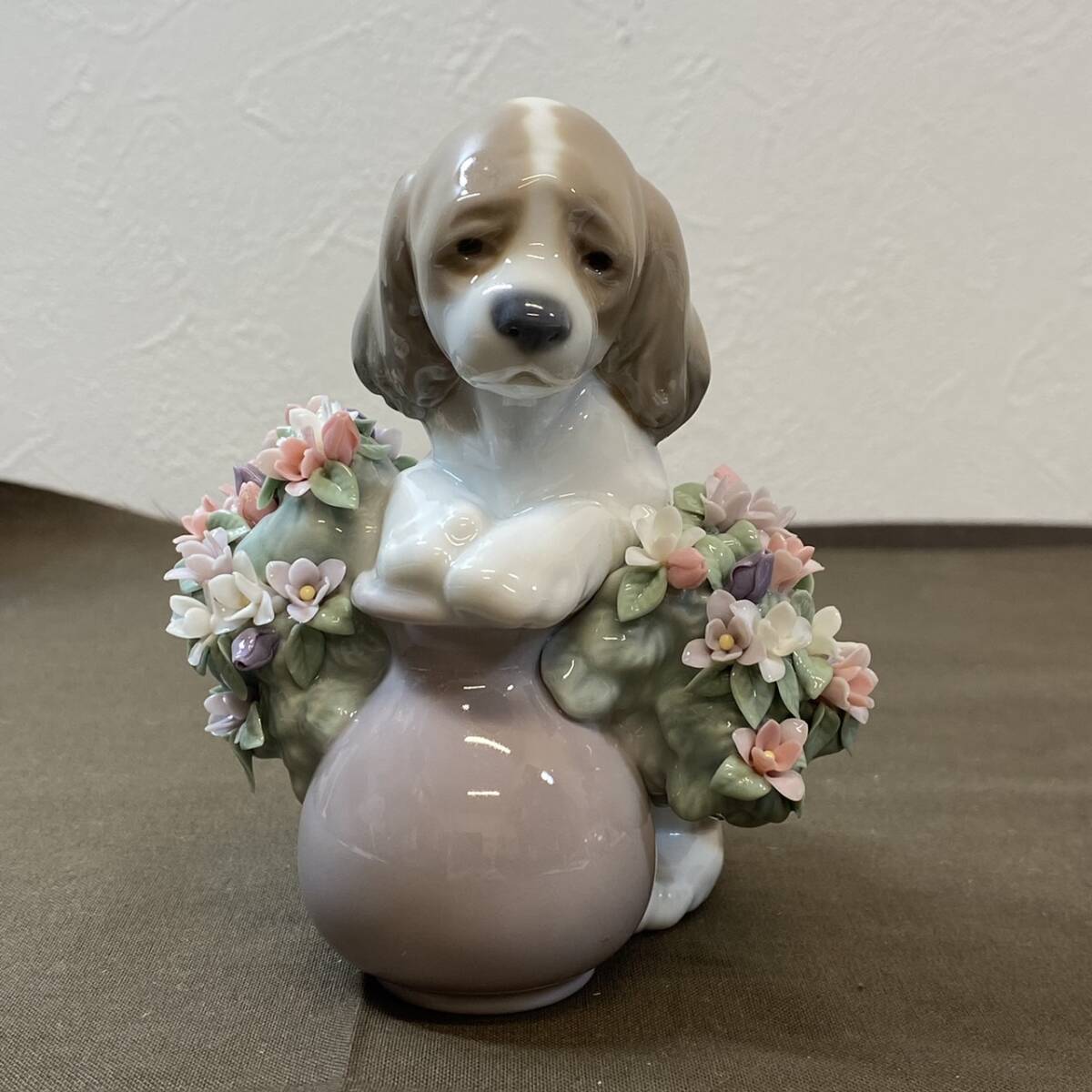 【MH-7239】中古品 LLADRO リヤドロ お花が大好き 6574 犬 陶器 フィギュリン 西洋陶器 人形 西洋磁器 置物 インテリアの画像1