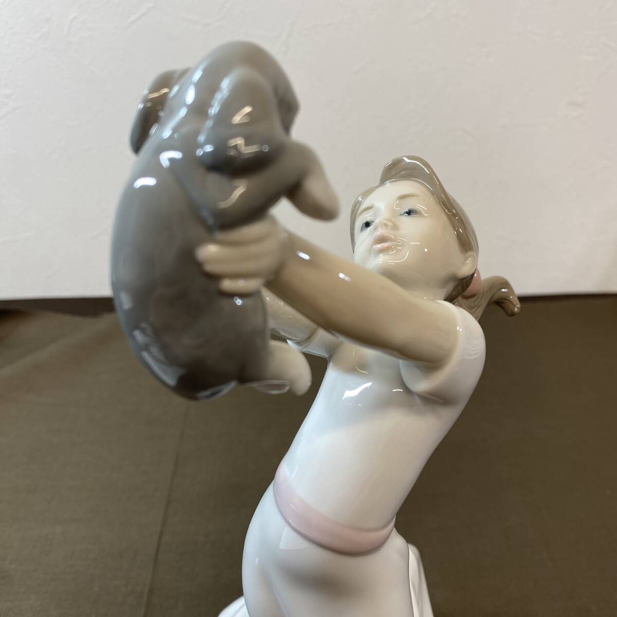【MH-7237】中古品 LLADRO リヤドロ 大好きよ 8032 少女と犬 少女 犬 陶器 フィギュリン 西洋陶器 人形 西洋磁器 置物の画像1