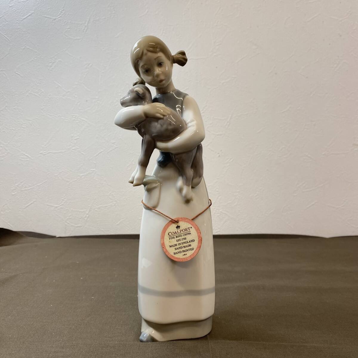 【MH-7238】中古品 LLADRO リヤドロ 仔山羊を抱く少女 ヤギ 少女 陶器 フィギュリン 西洋陶器 人形 西洋磁器 置物_画像1