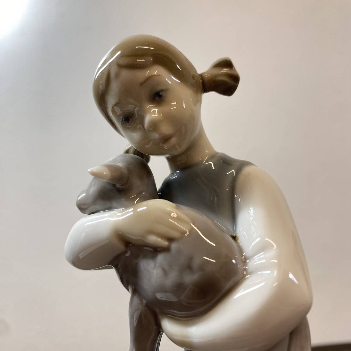 【MH-7238】中古品 LLADRO リヤドロ 仔山羊を抱く少女 ヤギ 少女 陶器 フィギュリン 西洋陶器 人形 西洋磁器 置物_画像4