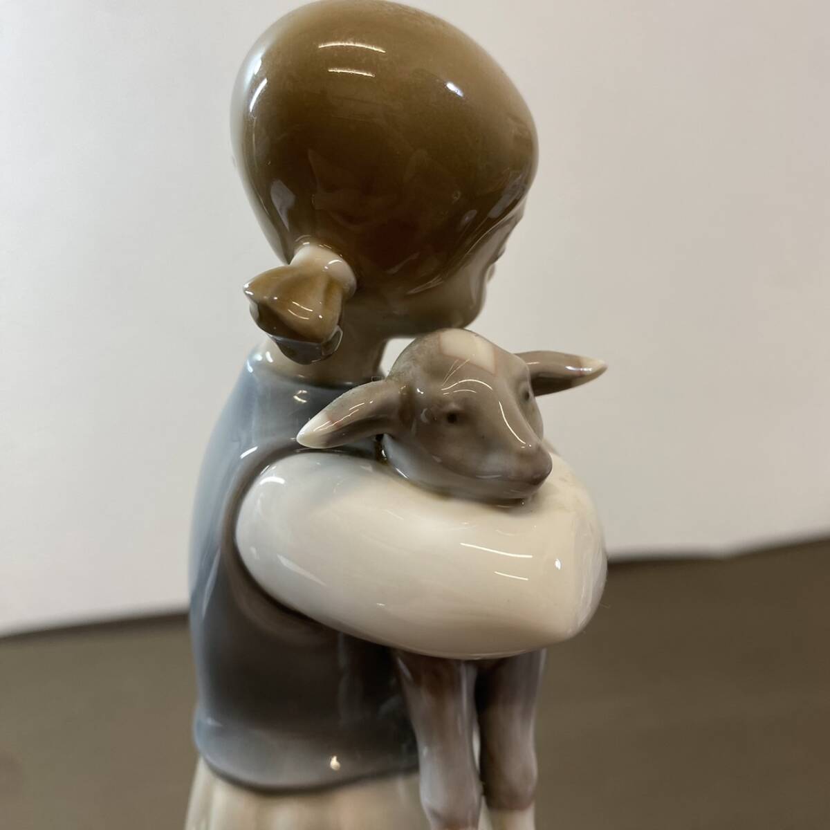 【MH-7238】中古品 LLADRO リヤドロ 仔山羊を抱く少女 ヤギ 少女 陶器 フィギュリン 西洋陶器 人形 西洋磁器 置物_画像5