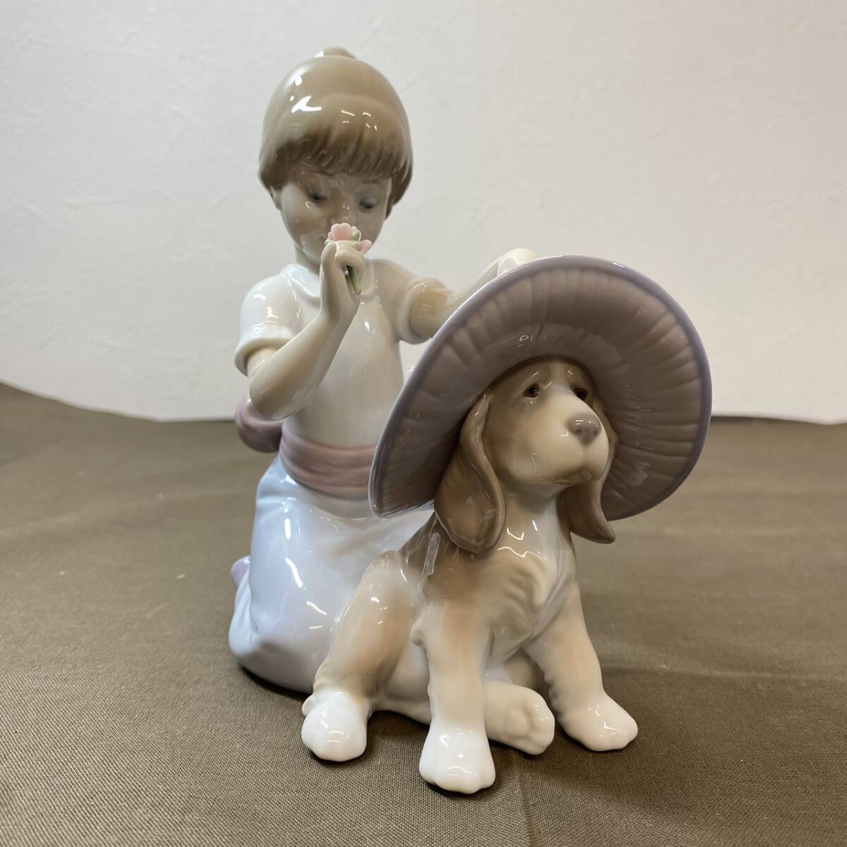 【MH-7236】中古品 LLADRO リヤドロ おめかししようね 6862 少女と犬 少女 犬 陶器 フィギュリン 西洋陶器 人形 西洋磁器 置物の画像1